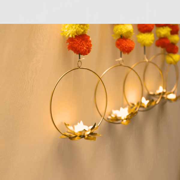 CIRCLE CANDLE HOLDER ATTACH WITH MARIGOLD GARLAND